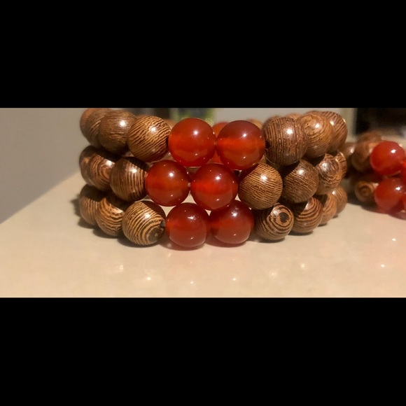 Red Agate & Wood bead Bracelet - Picture 3 of 3